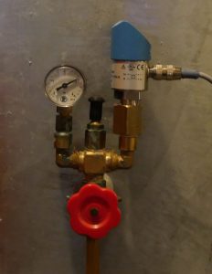 Windkessel mit Manometer, Füllventil und Drucksensor